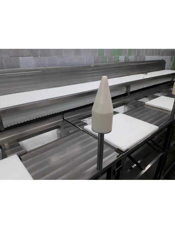 Linie de dezmembrare a carcaselor de curcan cu transportor mecanic